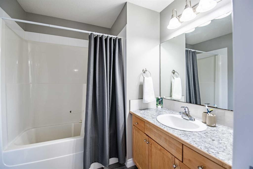 6-2002 22 Avenue, Bowden, AB - Indoor Photo Showing Bathroom