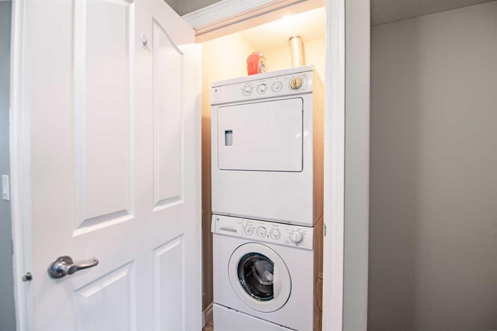 6-2002 22 Avenue, Bowden, AB - Indoor Photo Showing Laundry Room