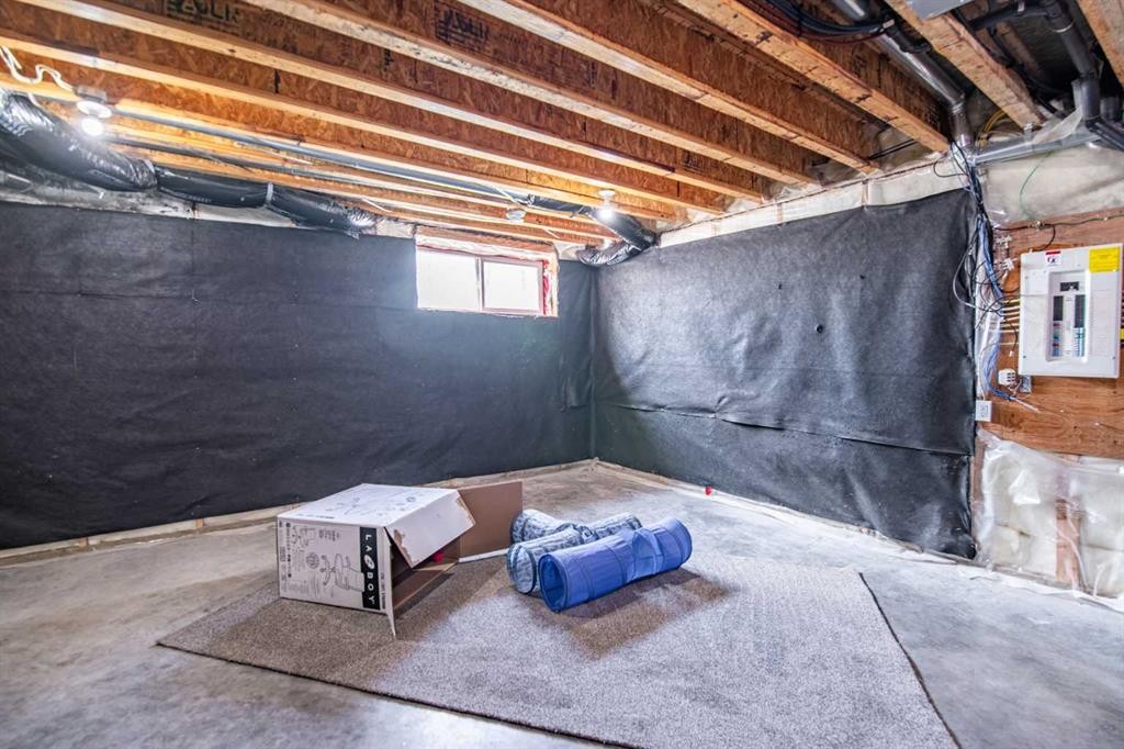 6-2002 22 Avenue, Bowden, AB - Indoor Photo Showing Basement