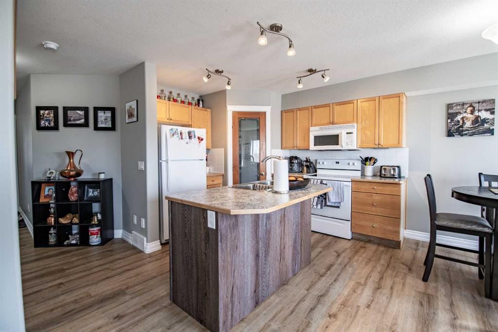 6-2002 22 Avenue, Bowden, AB - Indoor Photo Showing Kitchen