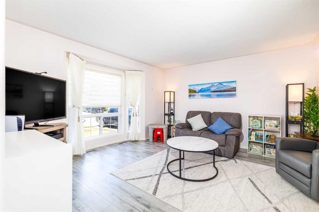 49 Kirkland Drive, Red Deer, AB - Indoor Photo Showing Living Room