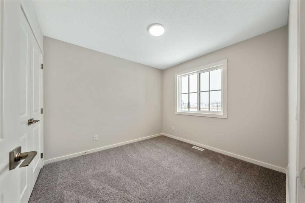 366 Heritage Boulevard, Cochrane, AB - Indoor Photo Showing Other Room