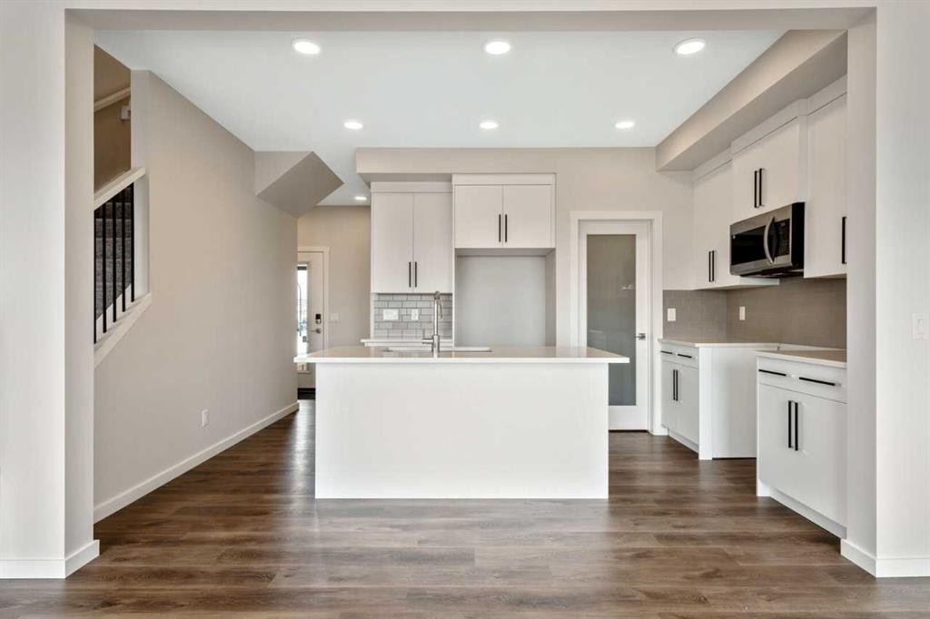 366 Heritage Boulevard, Cochrane, AB - Indoor Photo Showing Kitchen