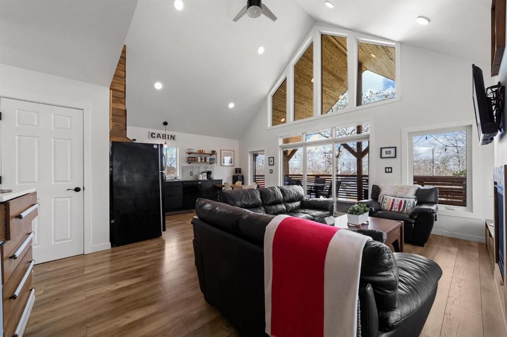 62 Sands Street, Rochon Sands, AB - Indoor Photo Showing Living Room