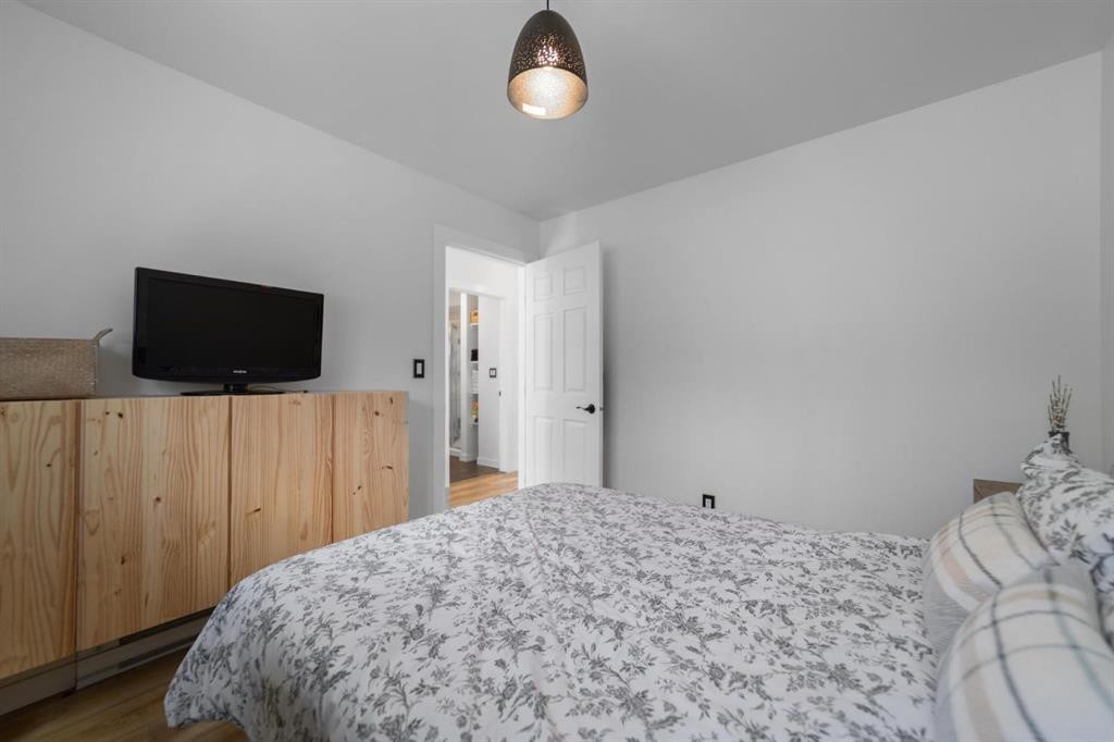 62 Sands Street, Rochon Sands, AB - Indoor Photo Showing Bedroom
