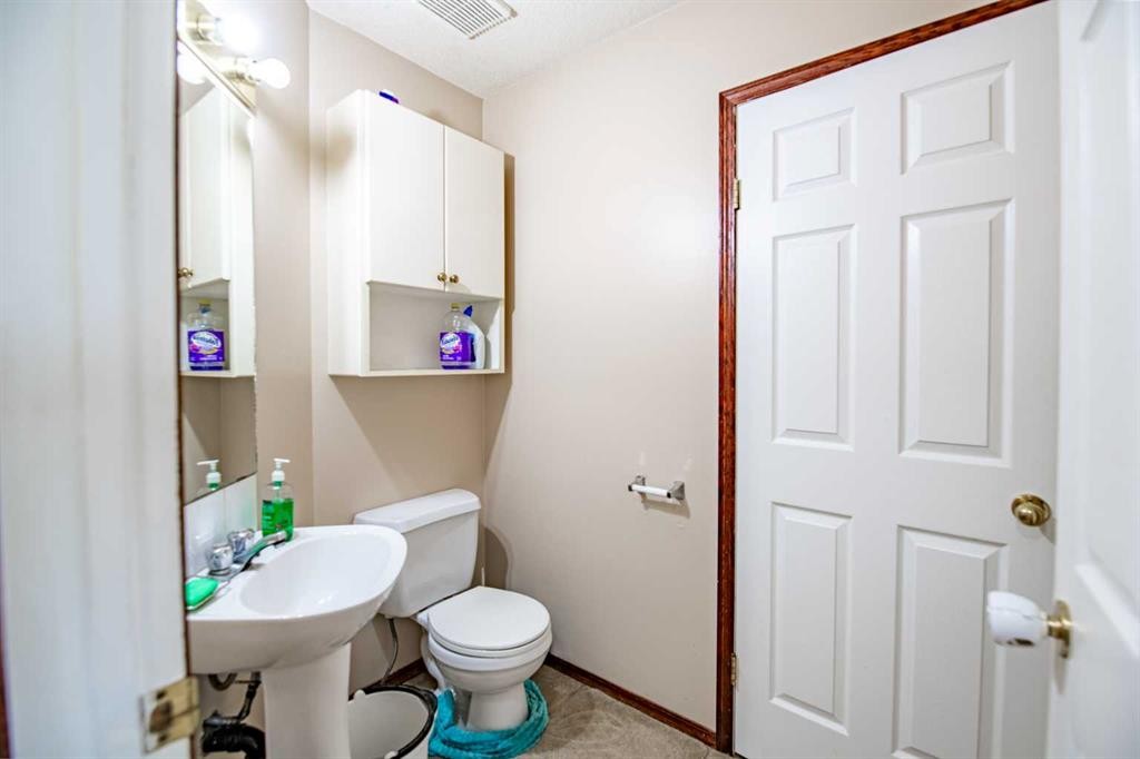 5817 60 Avenue, Red Deer, AB - Indoor Photo Showing Bathroom