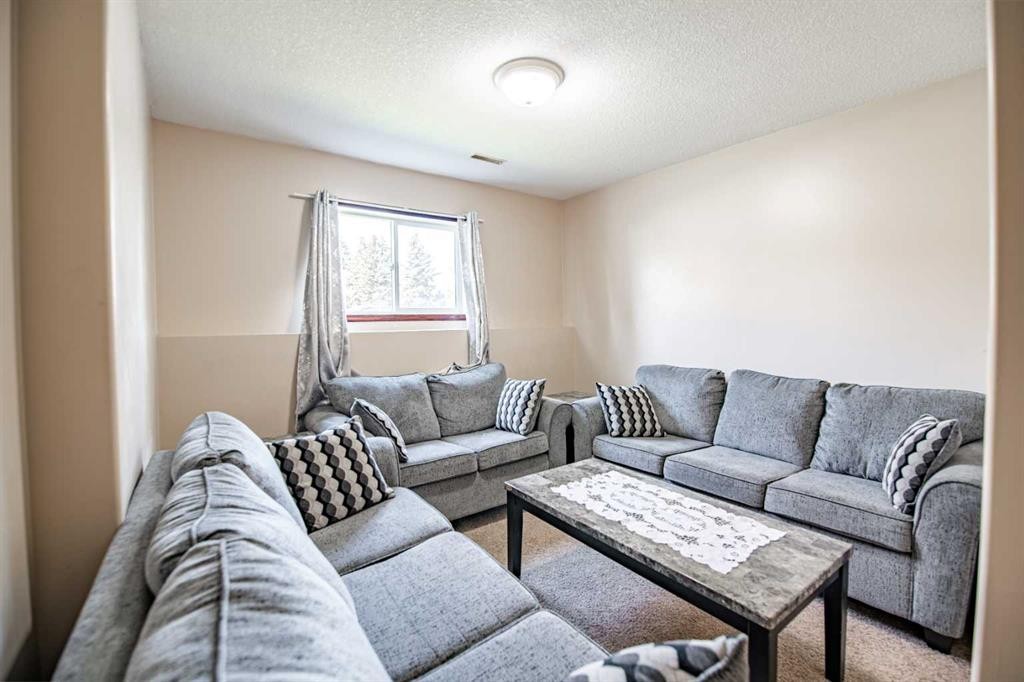 5817 60 Avenue, Red Deer, AB - Indoor Photo Showing Living Room