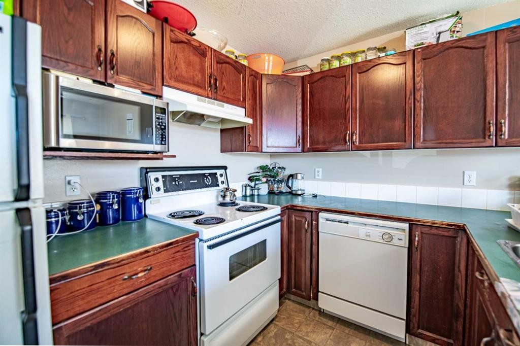 5817 60 Avenue, Red Deer, AB - Indoor Photo Showing Kitchen