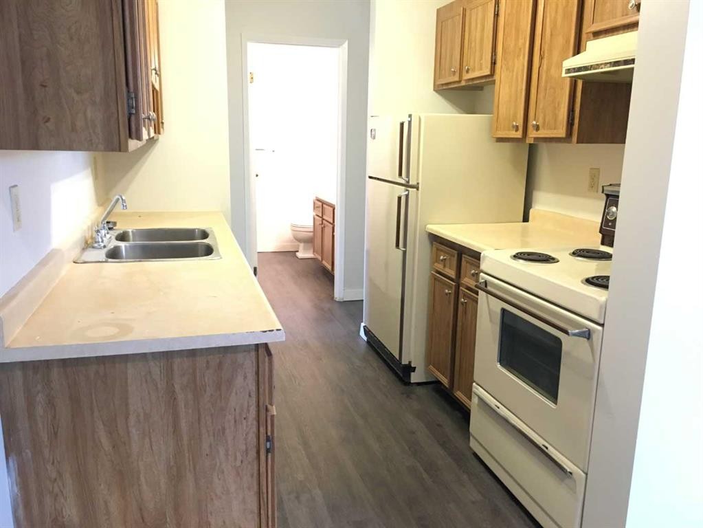 302-27 Bennett Street, Red Deer, AB - Indoor Photo Showing Kitchen With Double Sink