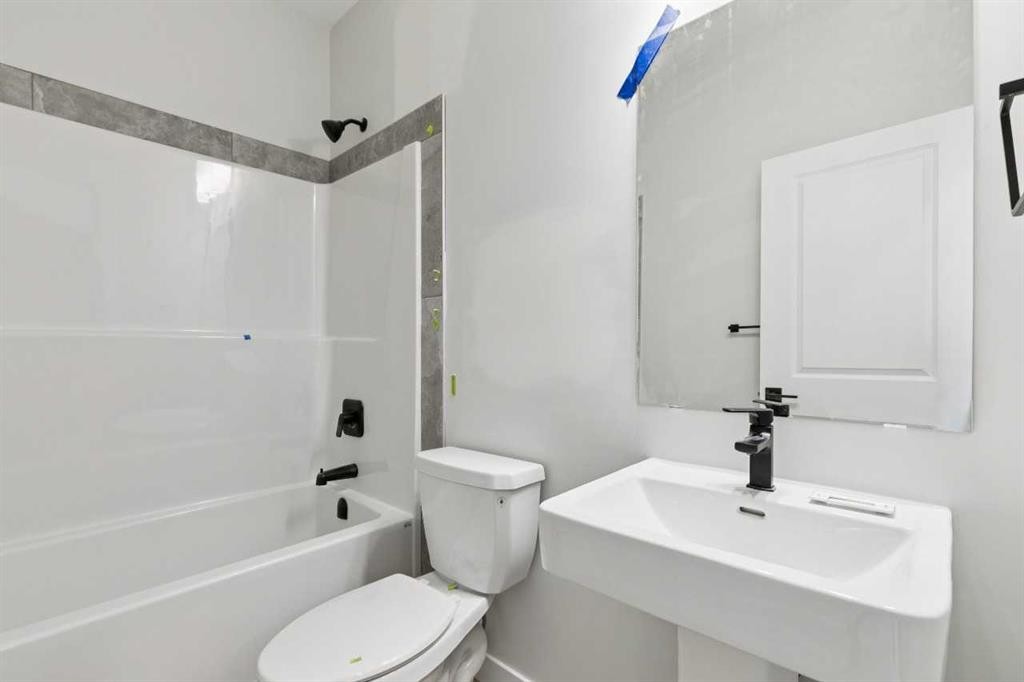 546 Hotchkiss Manor, Calgary, AB - Indoor Photo Showing Bathroom