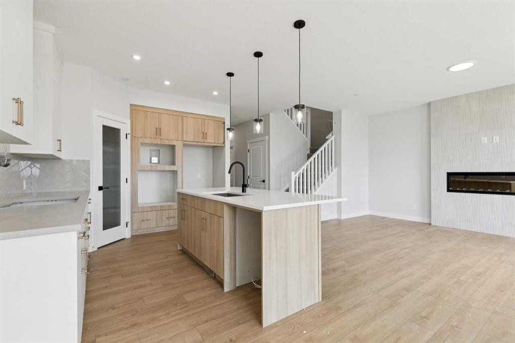 546 Hotchkiss Manor, Calgary, AB - Indoor Photo Showing Kitchen
