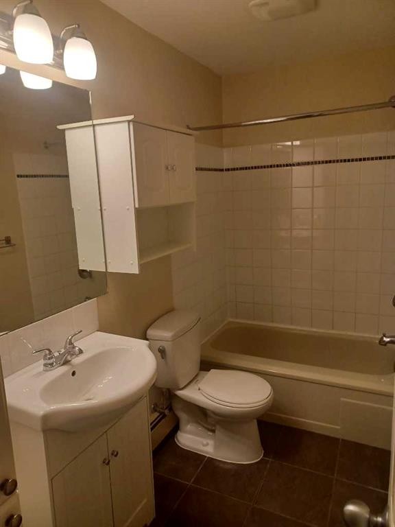 33 Forest Drive, Sylvan Lake, AB - Indoor Photo Showing Bathroom
