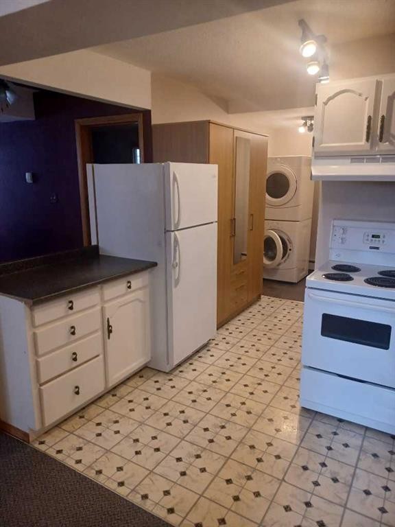 33 Forest Drive, Sylvan Lake, AB - Indoor Photo Showing Kitchen
