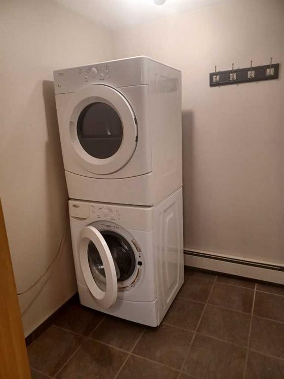 33 Forest Drive, Sylvan Lake, AB - Indoor Photo Showing Laundry Room