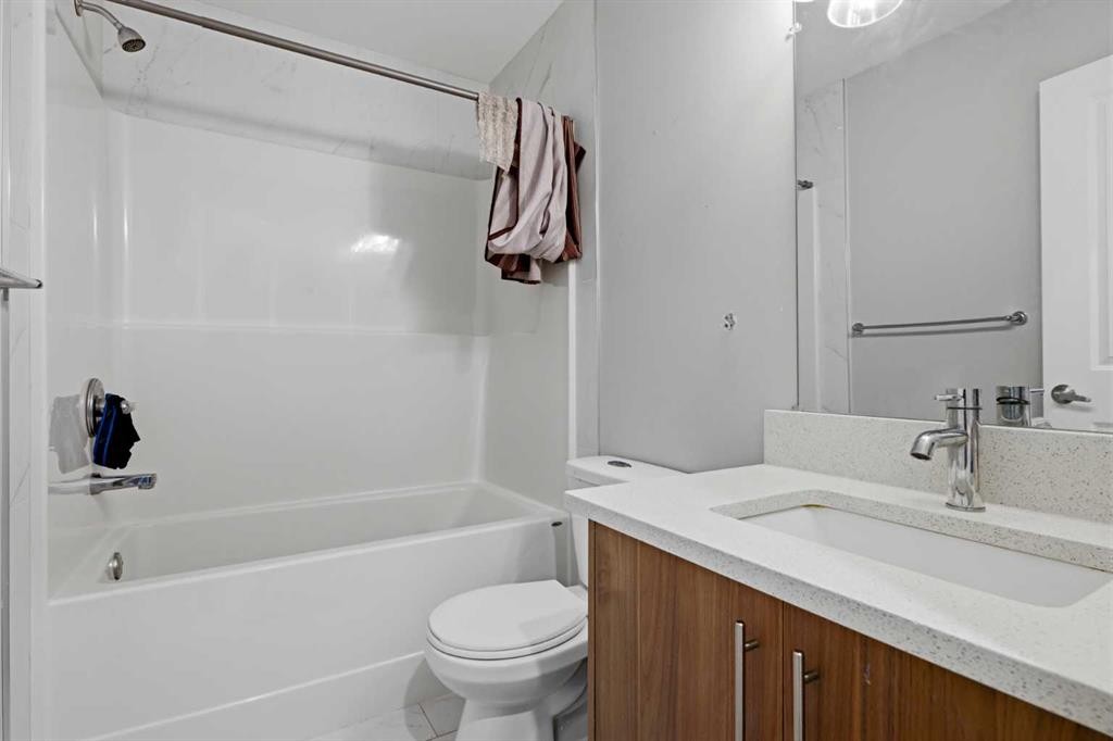 7002 50 Avenue, Camrose, AB - Indoor Photo Showing Bathroom