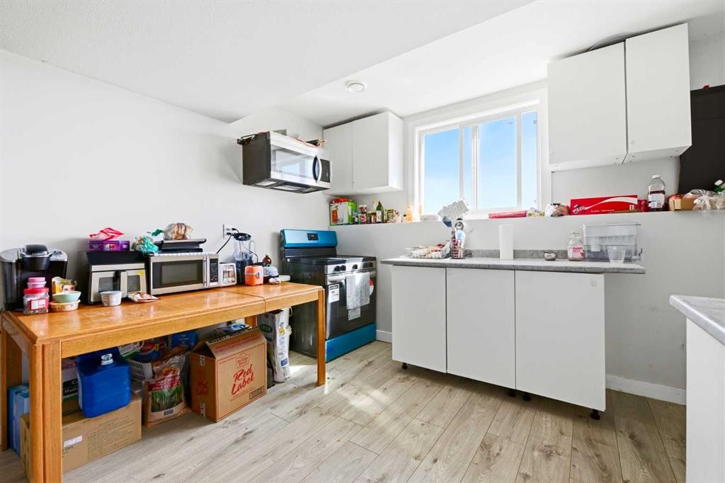 7002 50 Avenue, Camrose, AB - Indoor Photo Showing Kitchen With Double Sink