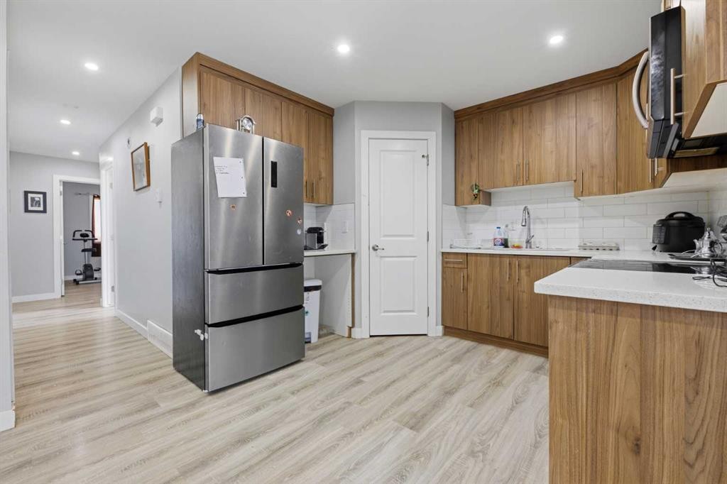 7002 50 Avenue, Camrose, AB - Indoor Photo Showing Kitchen