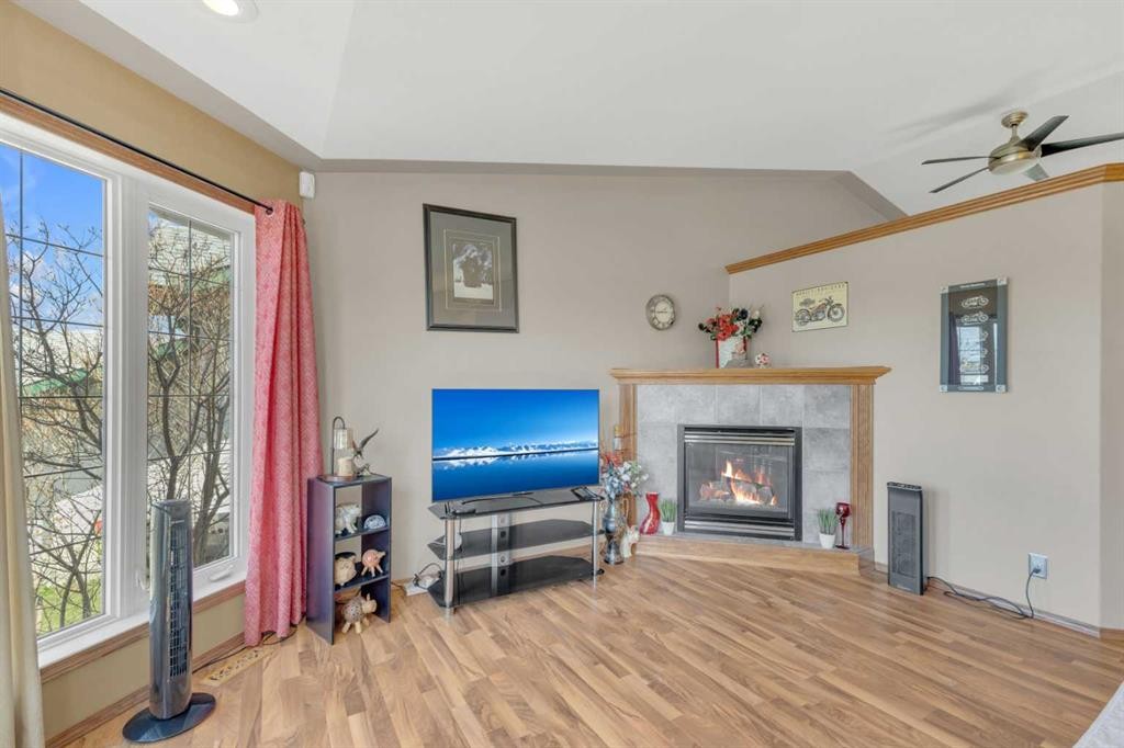 19 Heenan Crescent, Sylvan Lake, AB - Indoor With Fireplace
