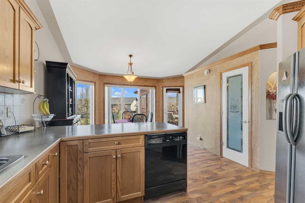 19 Heenan Crescent, Sylvan Lake, AB - Indoor Photo Showing Kitchen