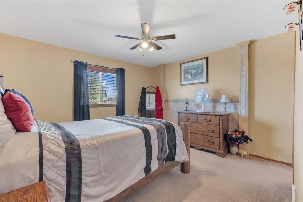 19 Heenan Crescent, Sylvan Lake, AB - Indoor Photo Showing Bedroom
