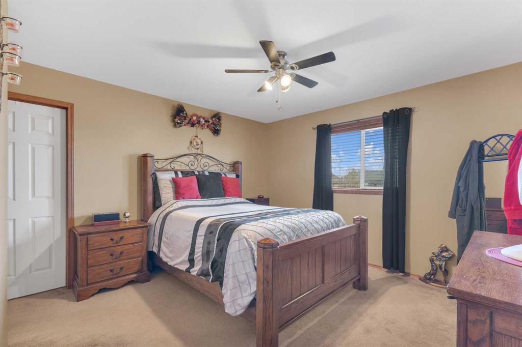 19 Heenan Crescent, Sylvan Lake, AB - Indoor Photo Showing Bedroom