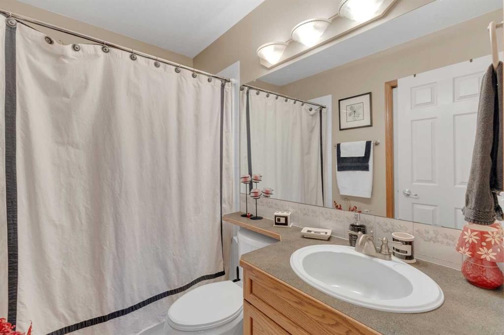 19 Heenan Crescent, Sylvan Lake, AB - Indoor Photo Showing Bathroom