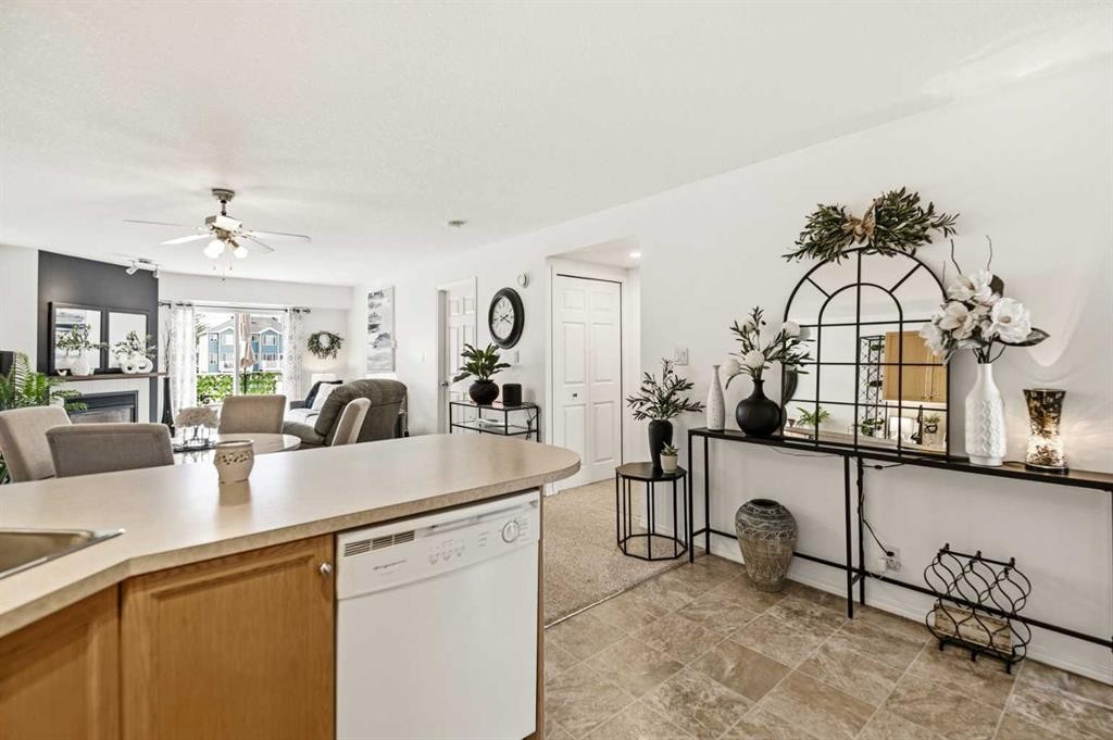 1205-5220 50A Avenue, Sylvan Lake, AB - Indoor Photo Showing Kitchen With Double Sink