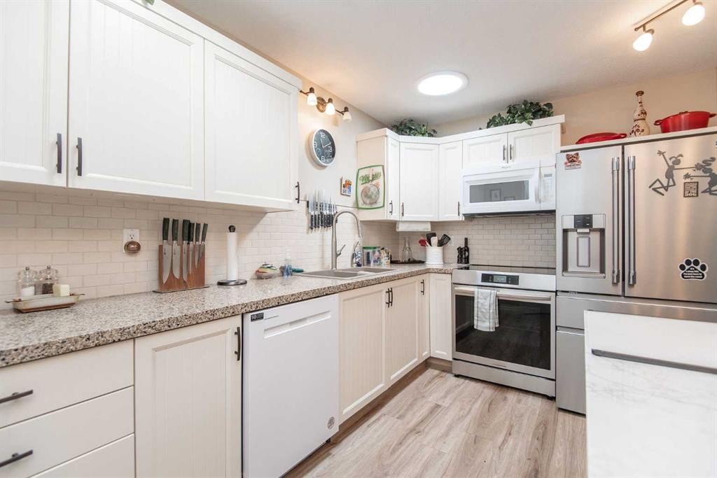238 Ebert Close, Red Deer, AB - Indoor Photo Showing Kitchen