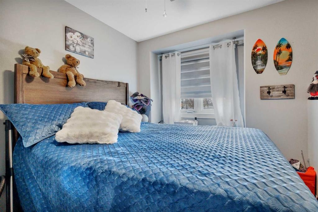 17 Keast Way, Red Deer, AB - Indoor Photo Showing Bedroom
