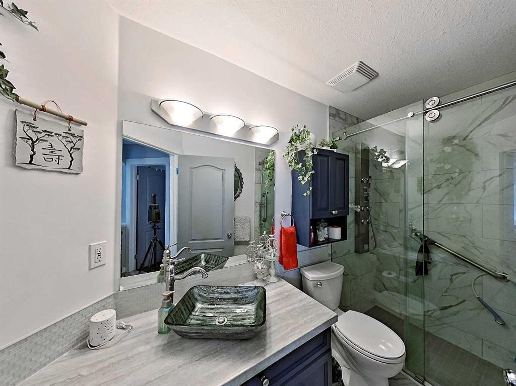 17 Keast Way, Red Deer, AB - Indoor Photo Showing Bathroom