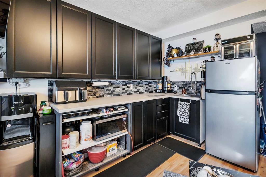 17 Keast Way, Red Deer, AB - Indoor Photo Showing Kitchen