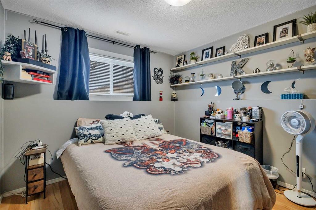 17 Keast Way, Red Deer, AB - Indoor Photo Showing Bedroom