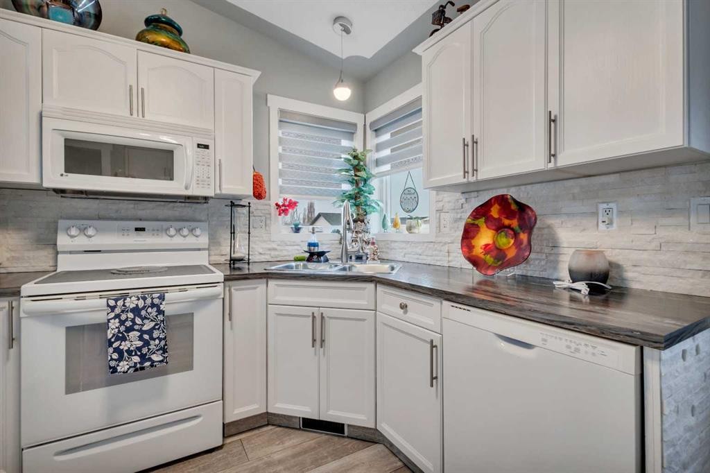 17 Keast Way, Red Deer, AB - Indoor Photo Showing Kitchen
