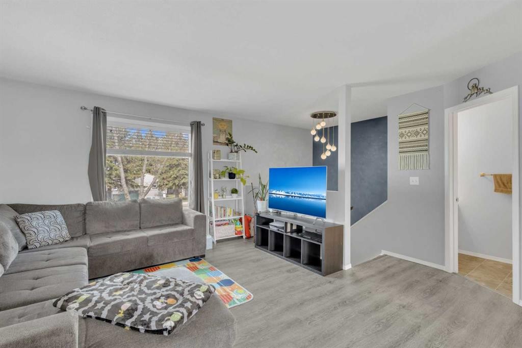 4929 Womacks Road, Blackfalds, AB - Indoor Photo Showing Living Room