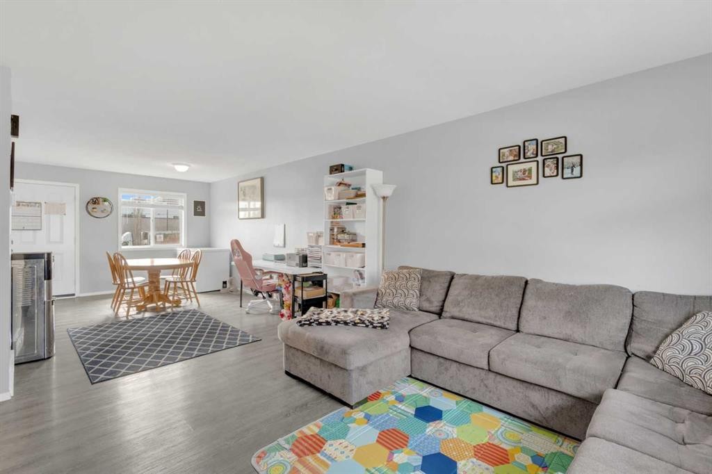 4929 Womacks Road, Blackfalds, AB - Indoor Photo Showing Living Room