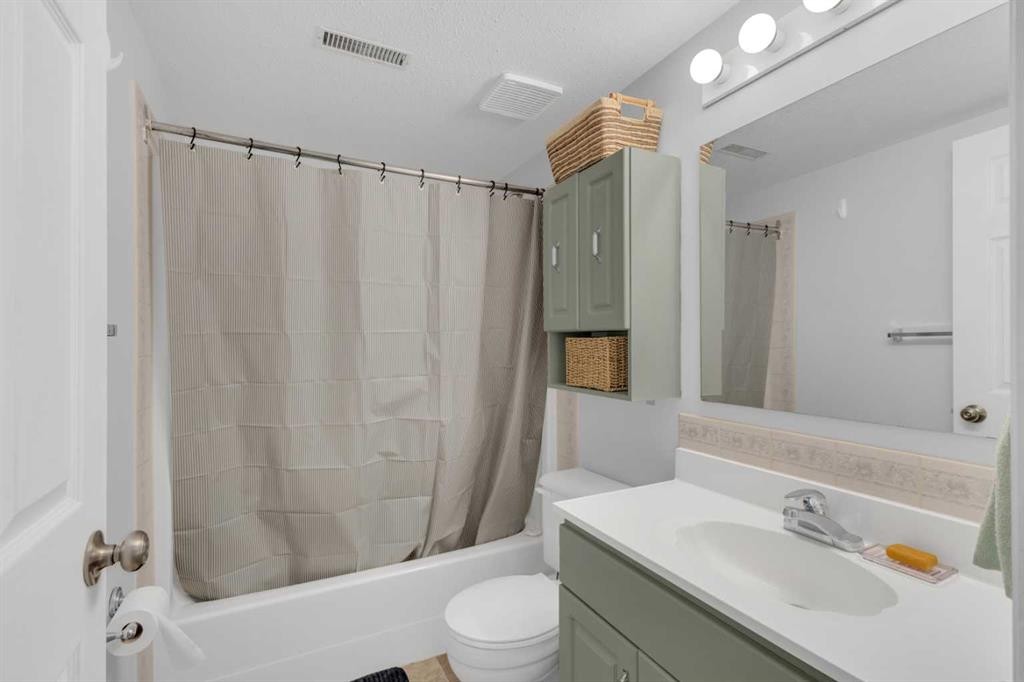 4929 Womacks Road, Blackfalds, AB - Indoor Photo Showing Bathroom