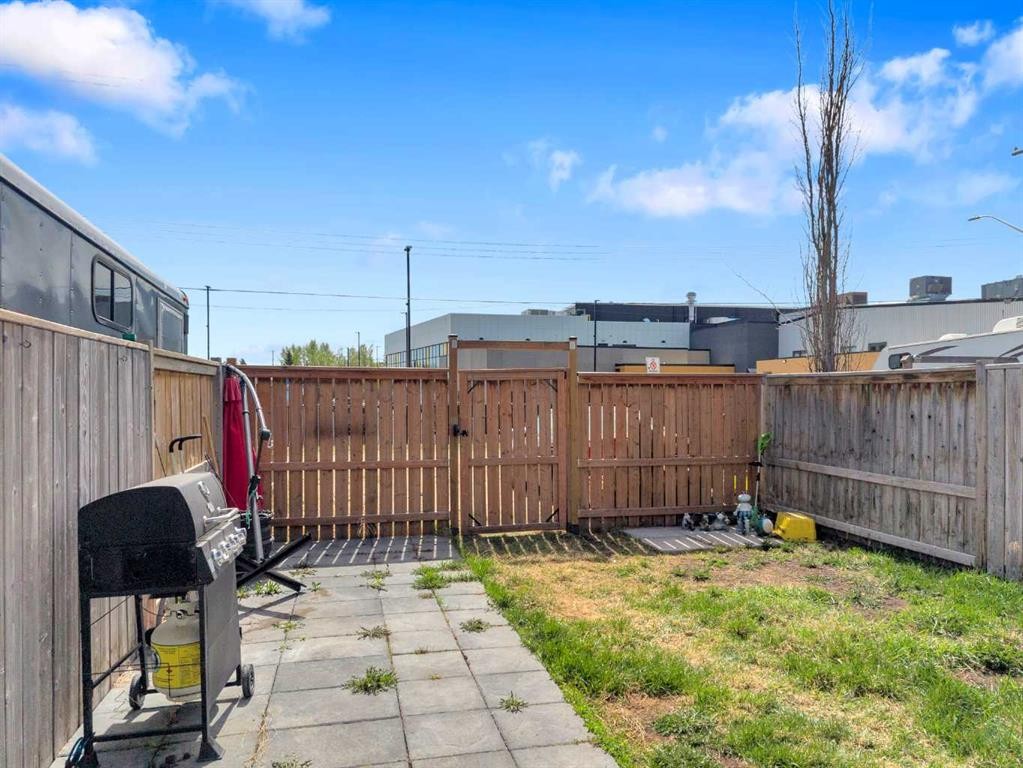 4929 Womacks Road, Blackfalds, AB - Outdoor
