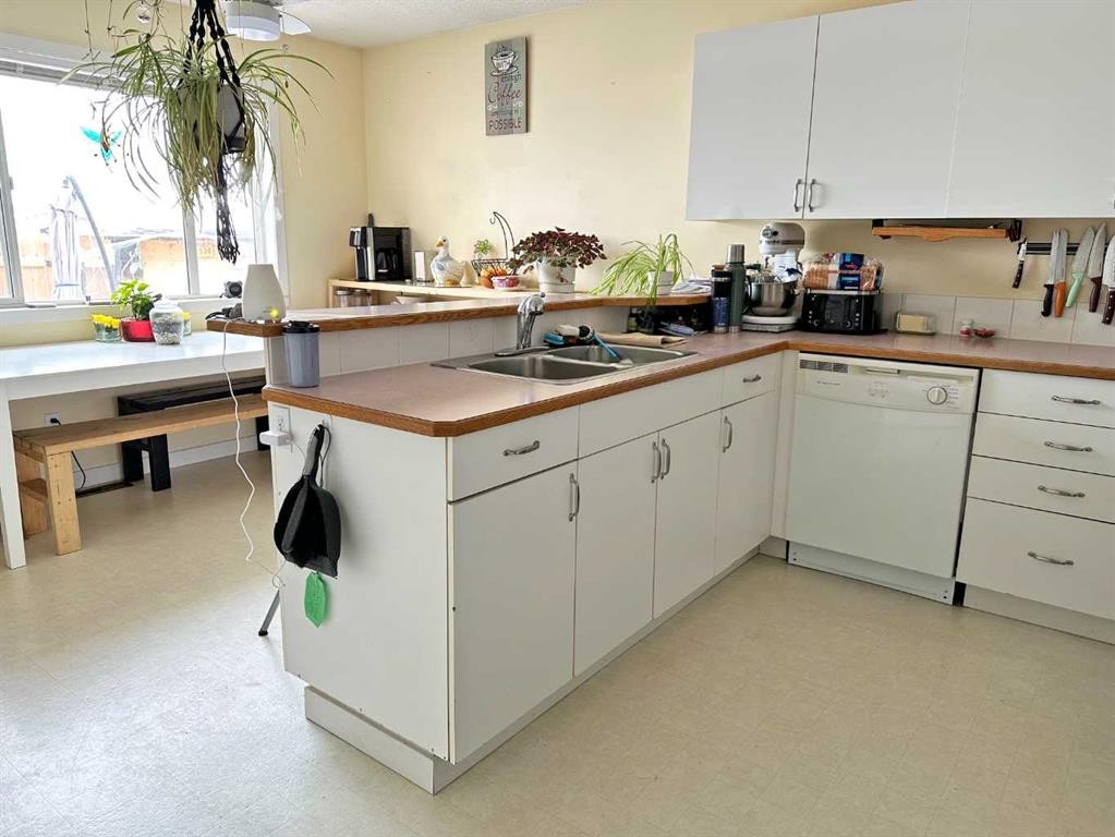4804 Landsdown Avenue, Blackfalds, AB - Indoor Photo Showing Kitchen With Double Sink
