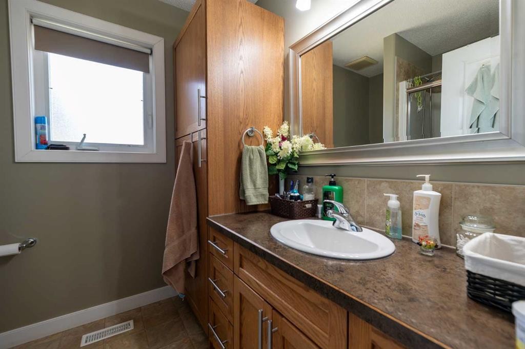 2987 Calling Lake Drive, Calling Lake, AB - Indoor Photo Showing Bathroom