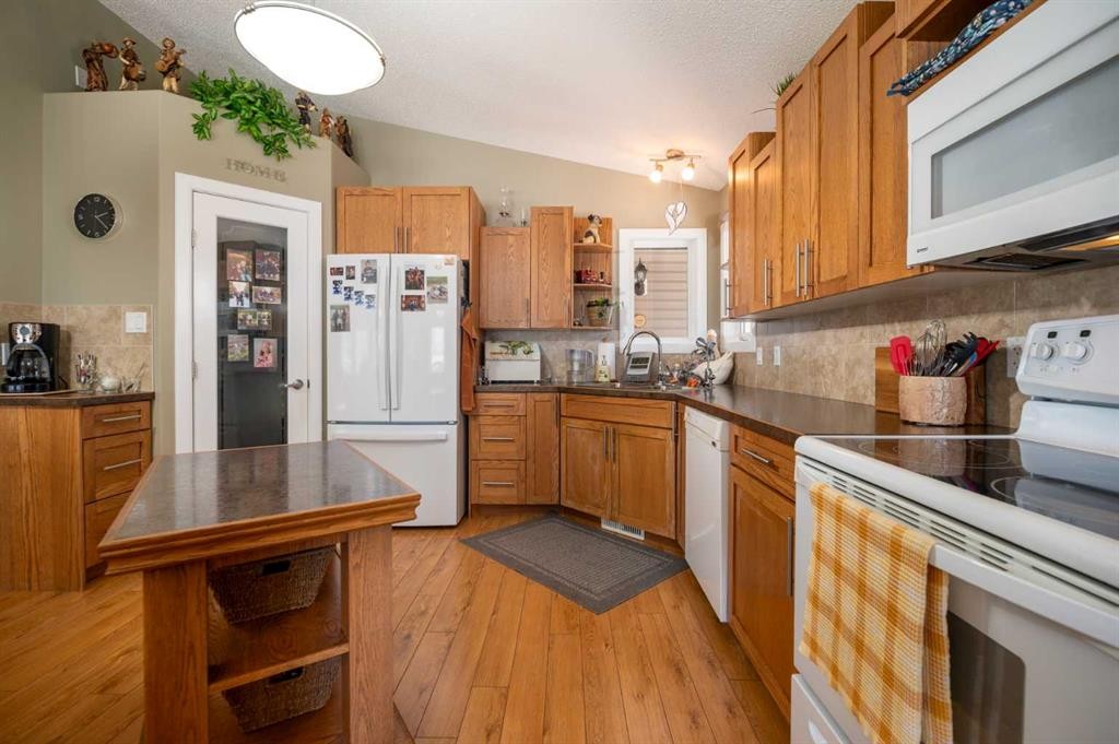 2987 Calling Lake Drive, Calling Lake, AB - Indoor Photo Showing Kitchen With Double Sink