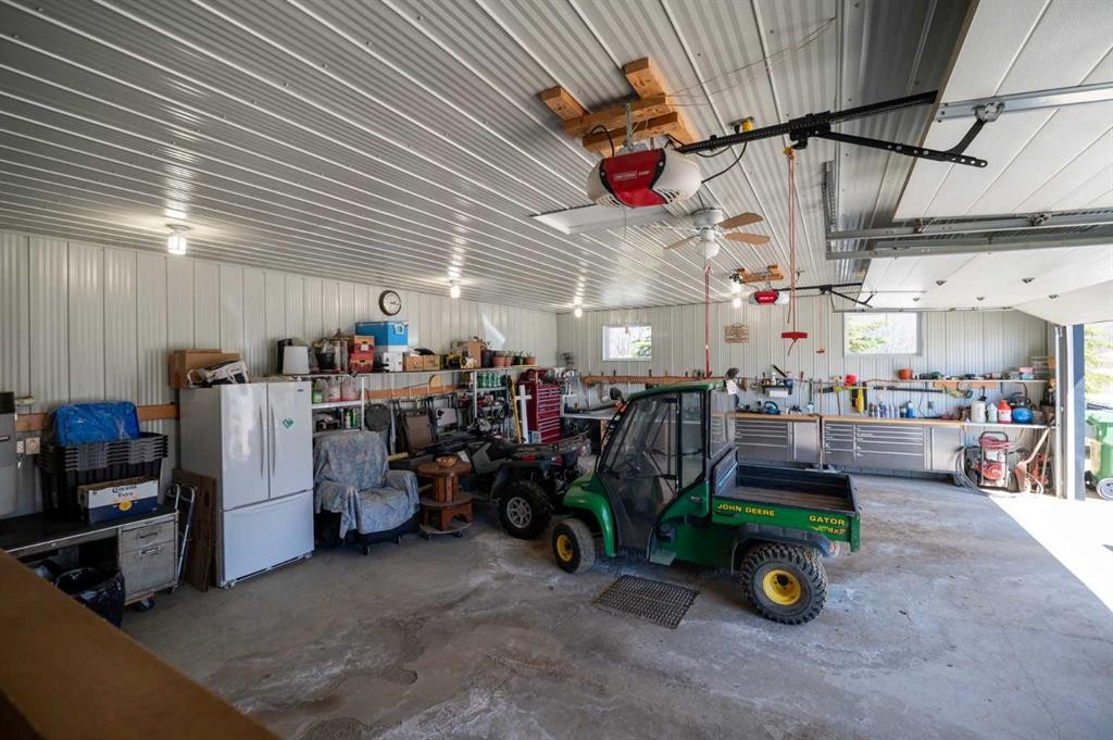 2987 Calling Lake Drive, Calling Lake, AB - Indoor Photo Showing Garage