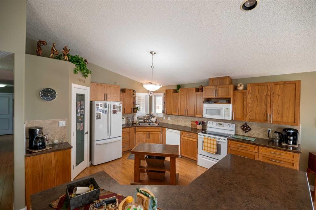 2987 Calling Lake Drive, Calling Lake, AB - Indoor Photo Showing Kitchen With Double Sink