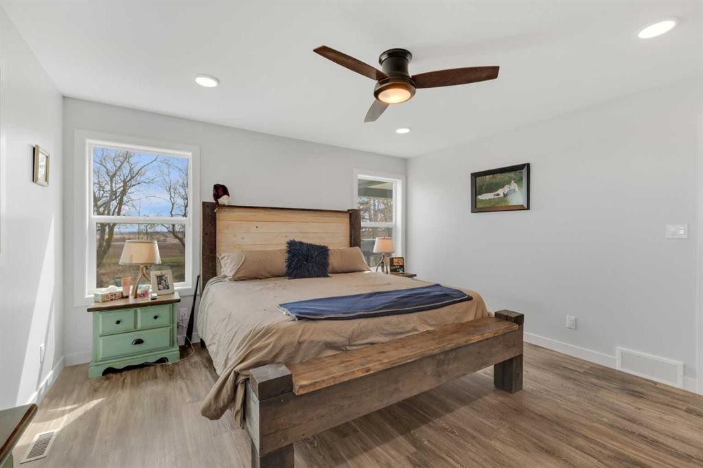 39505 Range Road 252, Rural Lacombe County, AB - Indoor Photo Showing Bedroom