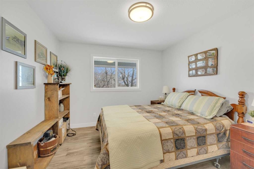 39505 Range Road 252, Rural Lacombe County, AB - Indoor Photo Showing Bedroom