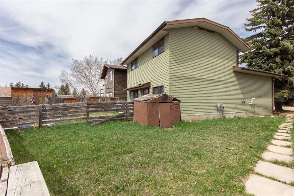 19 Gibson Close, Red Deer, AB - Outdoor