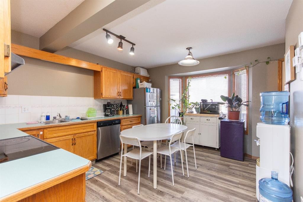16 Davis Close, Red Deer, AB - Indoor Photo Showing Kitchen With Double Sink