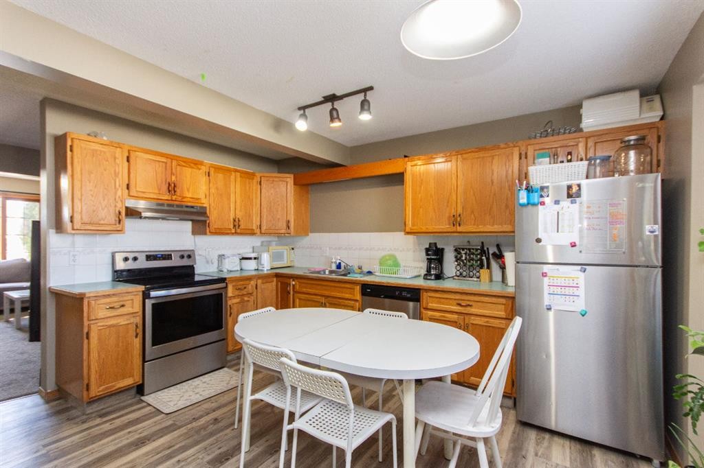16 Davis Close, Red Deer, AB - Indoor Photo Showing Kitchen