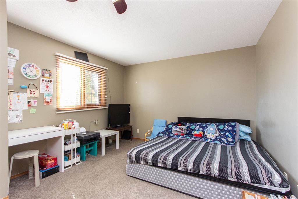 16 Davis Close, Red Deer, AB - Indoor Photo Showing Bedroom