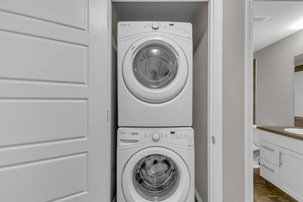 149 Hawkridge Boulevard, Penhold, AB - Indoor Photo Showing Laundry Room