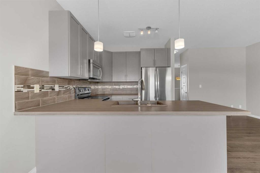 149 Hawkridge Boulevard, Penhold, AB - Indoor Photo Showing Kitchen With Double Sink